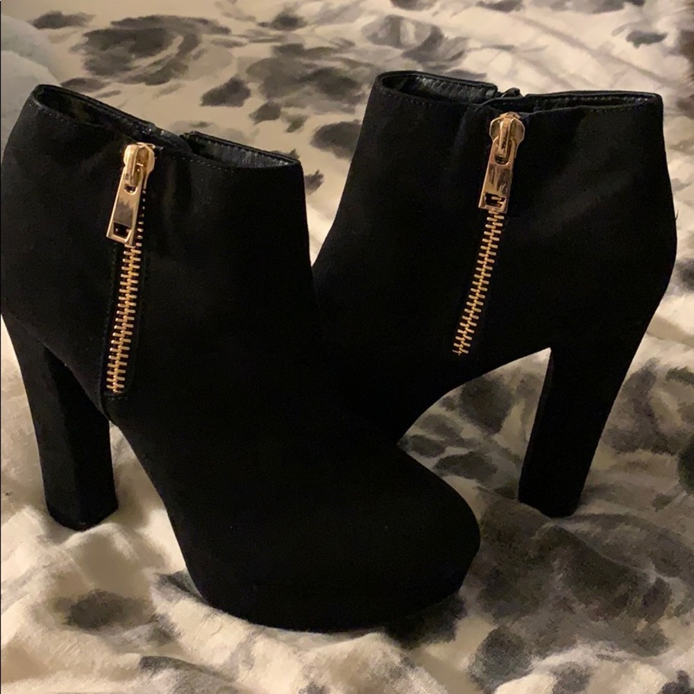 Like New Black Suede Ankle Boots🥰